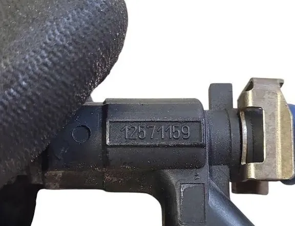 CADILLAC CTS 2 generation (2007-2014) Palivový vstrekovač 12571159 33932919