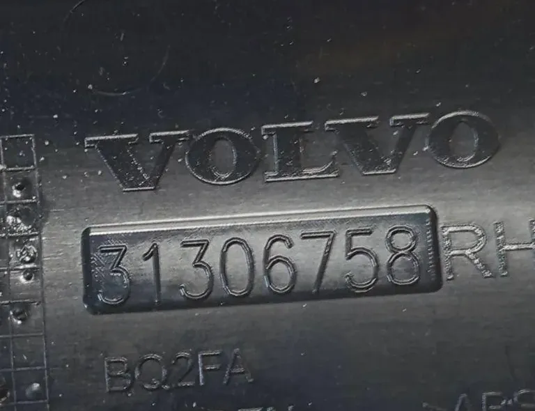 VOLVO S60 2 generation (2010-2020) Ľavý plastový kryt bočného prahu 31306758 33129324