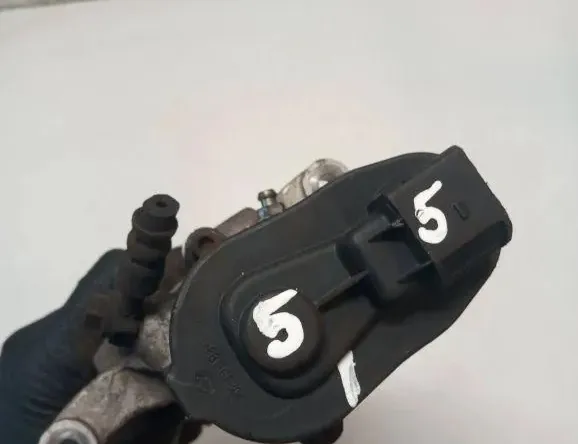 VOLVO V60 1 generation (2010-2020) Супорт тормозов задний левый 32332594 33130525