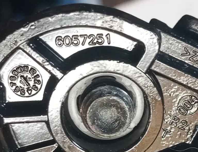 VOLVO XC60 1 generation (2008-2017) Pravá predná spona na sedadle 6057251 33138830