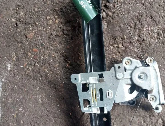 VOLVO V70 2 generation (2000-2008) Regulátor okna ľavých predných dverí 119971 33139970