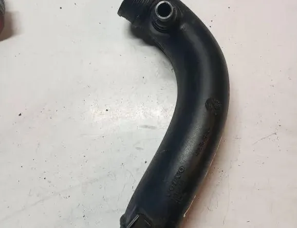 VOLVO V70 2 generation (2000-2008) шланг радиатора интеркулера 30714480 33153304