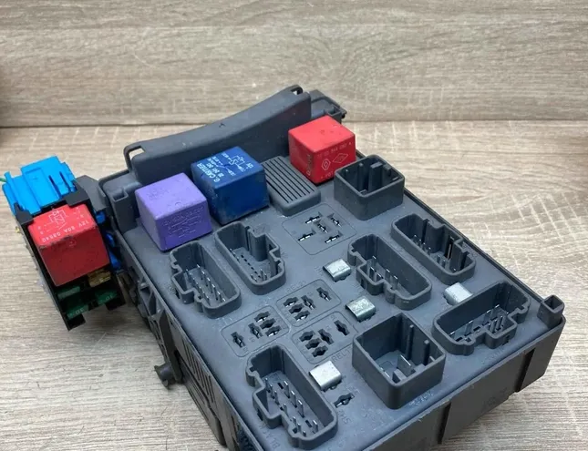 RENAULT Laguna 1 generation (1993-2001) Блок предохранителей 8200004201E,216532951 34401910