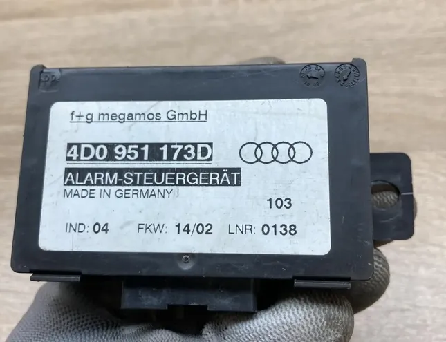 AUDI A8 D2/4D (1994-2002) Ovládacia jednotka alarmového signálu 4D0951173D 34452991