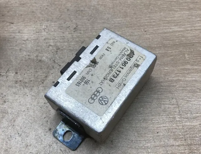 AUDI A8 D2/4D (1994-2002) Alarm Signal Control Unit 4D0951173B 34437356