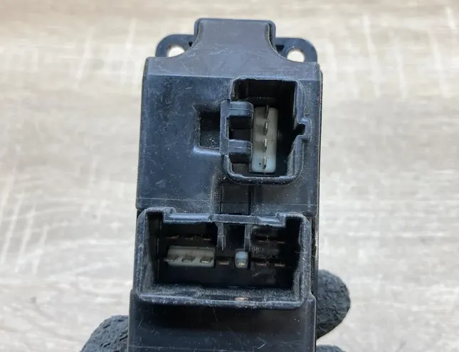 MAZDA 6 GG (2002-2007) Ovládače okien ľavých zadných dverí 514526 34433633