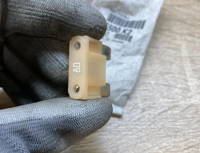 PEUGEOT 206 1 generation (1998-2009) Блок предохранителей 6500K2,80A 34439723