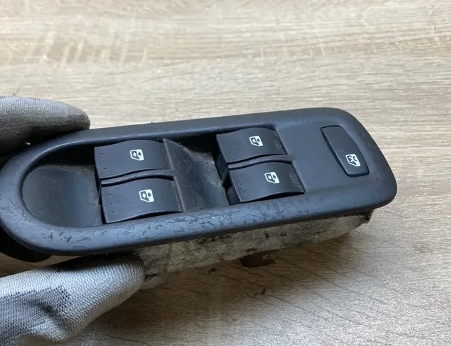 RENAULT Modus 2 generation (2007-2012) Ovládače okien ľavých zadných dverí 156018070 34283151