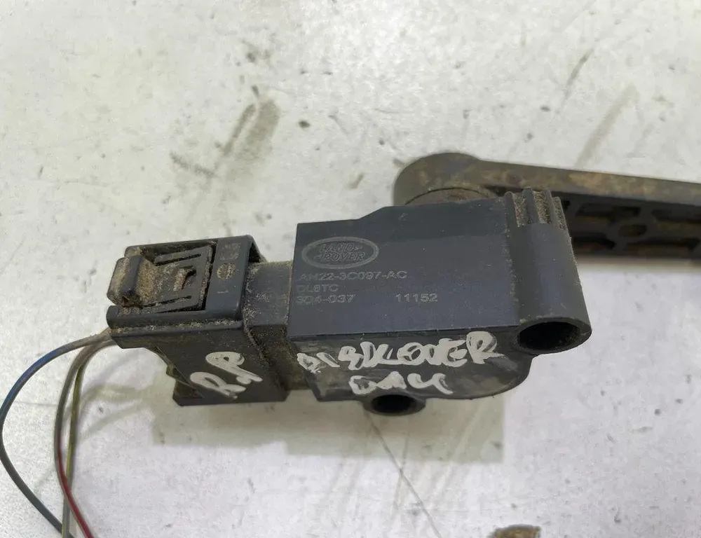 LAND ROVER Discovery 4 generation (2009-2016) Ľavý predný snímač hladiny AH223C097AC 34126276