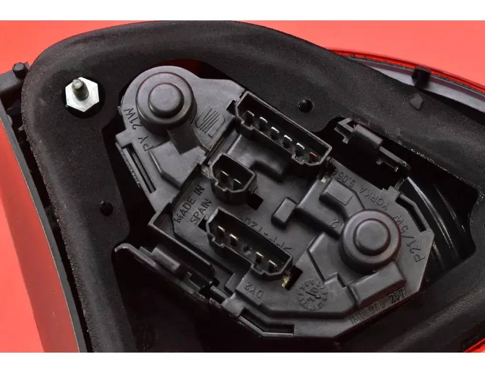 SEAT Leon 2 generation (2005-2012) Ľavé zadné koncové svetlo 1M6945095A 33481625