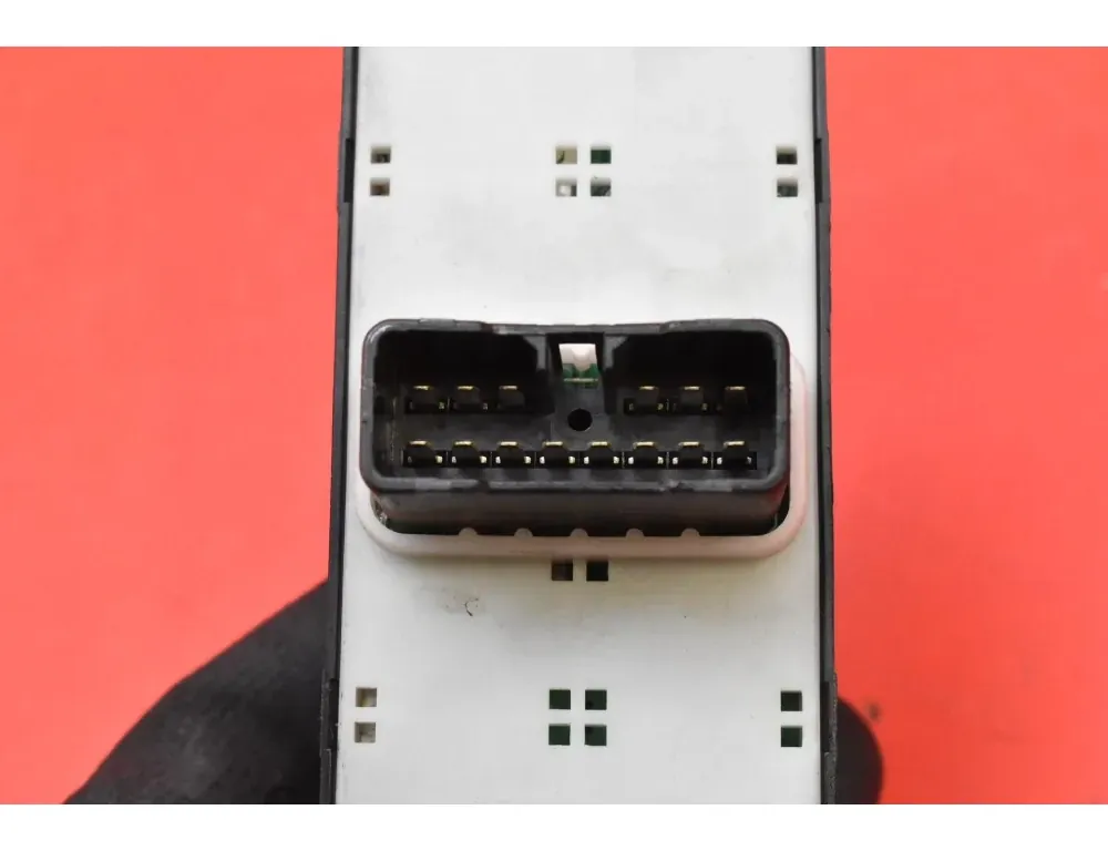 KIA Rio 2 generation (2005-2011) Vypínač ľavého okna predných dverí 93570-1G110 33503973