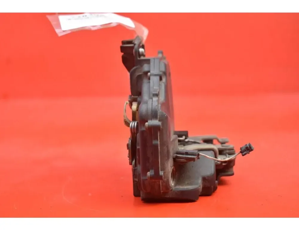 VOLKSWAGEN Bora 1 generation (1998-2005) Pravý predný dverový zámok 33922971