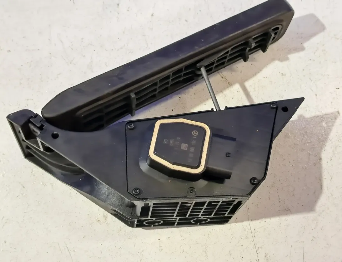 MERCEDES-BENZ C-Class W204/S204/C204 (2004-2015) Throttle Pedal A2043000004 33387919