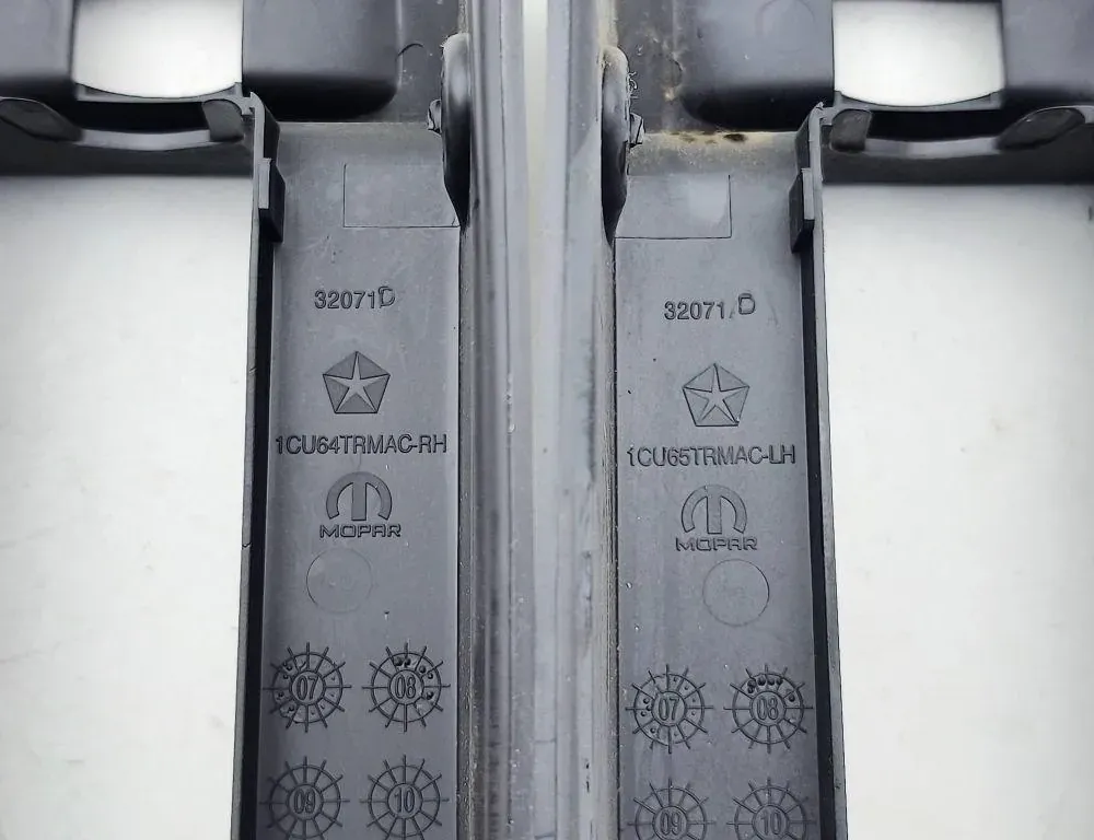 CHRYSLER Voyager 5 generation (2007-2020) Панель задней правой двери 1cu65trmac 34465623