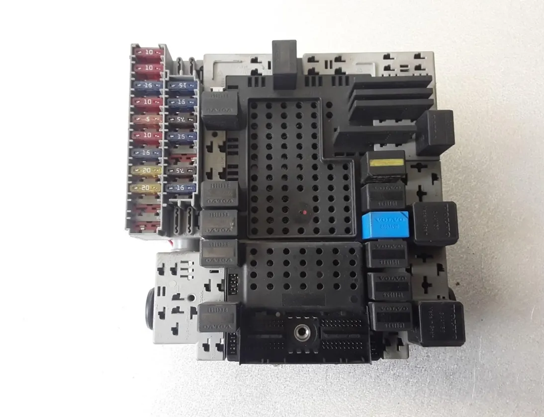 VOLVO V70 2 generation (2000-2008) Fuse box 08679899 23578070