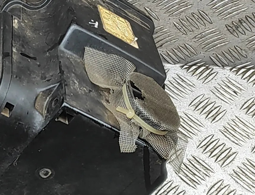 SUZUKI DR Air filter box 33317917