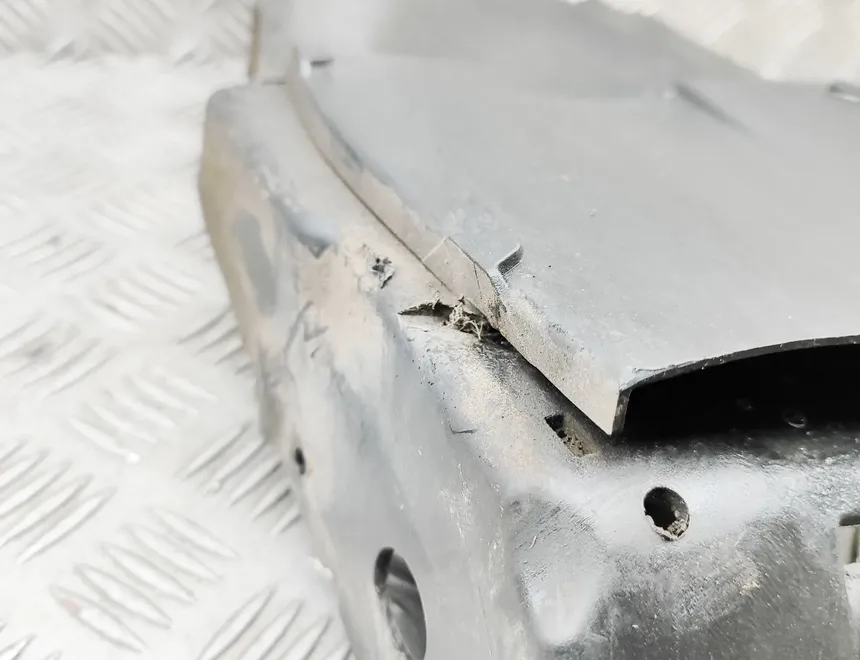 TRIUMPH SPEED Zadný vnútorný kryt 33364686