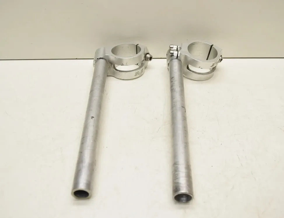 SUZUKI GSX-R Pravý riadidlový klip na RH 33354052