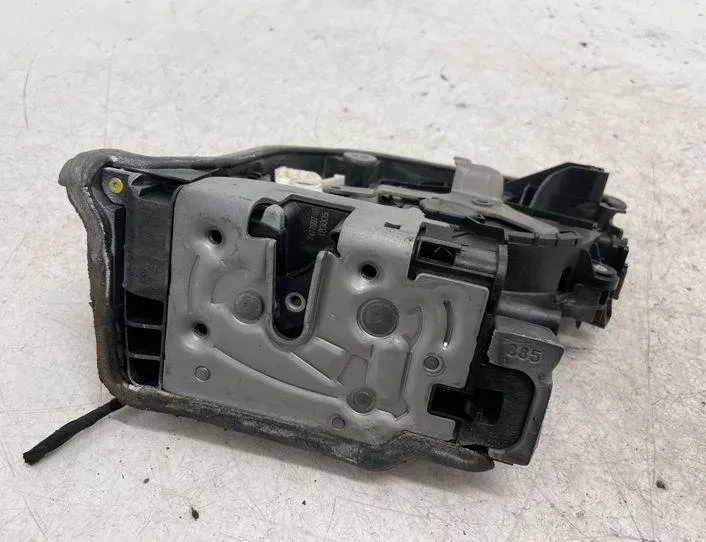 BMW 5 Series G30/G31 (2016-2023) Zámok ľavých zadných dverí 7477697 22189210