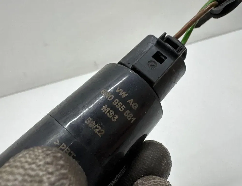 SKODA Superb 1 generation (2001-2008) Моторчик бачка омывателя 6R0955681 33553826