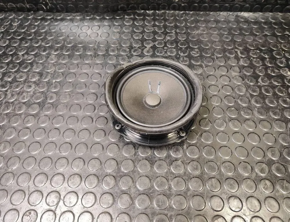 SKODA Octavia 1 generation (1996-2010) Front Right Door Loudspeaker 33173593