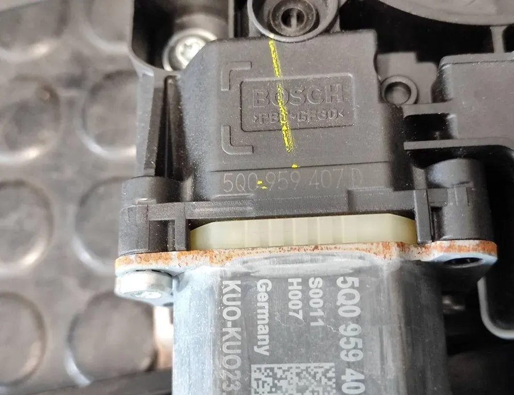 SKODA Kamiq 1 generation (2019-2023) Zdvíhač pravého zadného dverového okna 5Q0959407D 33174520