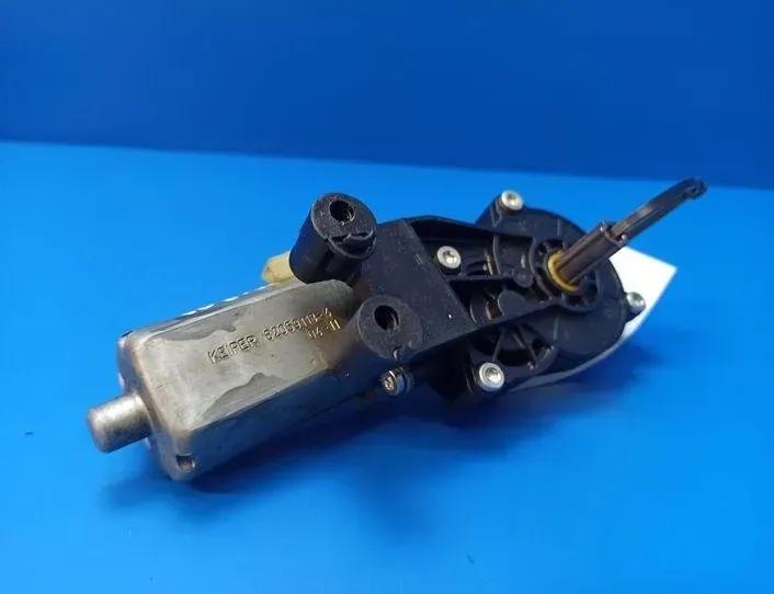 MERCEDES-BENZ E-Class W211/S211 (2002-2009) Motor ovládania ľavého predného sedadla 82059113,0390203211 21213864