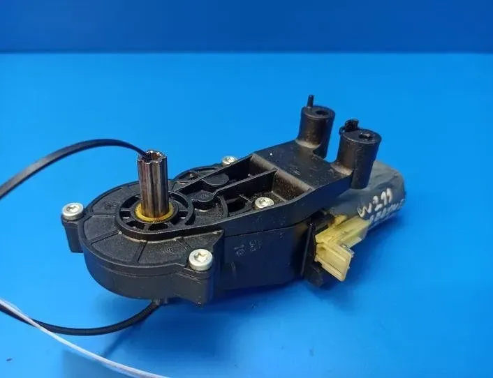 MERCEDES-BENZ E-Class W211/S211 (2002-2009) Motor ovládania ľavého predného sedadla 82059113,0390203211 21213864