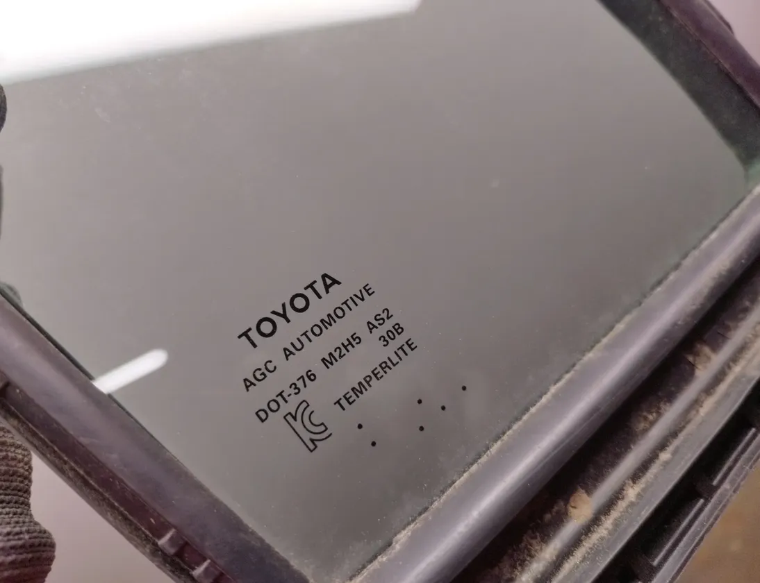 TOYOTA Sienna 4 generation (2020-2023) Фортка передней правой двери 68215-08010 33360423