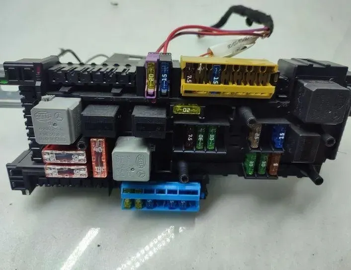 MERCEDES-BENZ GLK-Class X204 (2008-2015) Блок предохранителей 1670660,A168298 25736686