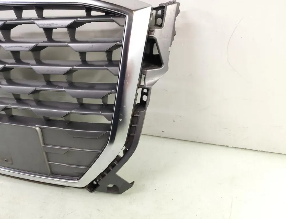 AUDI Q2 1 generation (2016-2024) Predný horný mriežka 81A853651 33231117