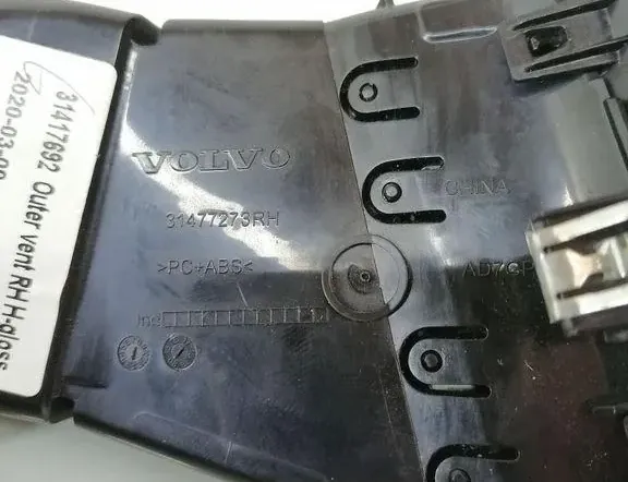 VOLVO XC60 2 generation (2017-2024) Otvory na vetranie na prístrojovej doske 31477273 33231662
