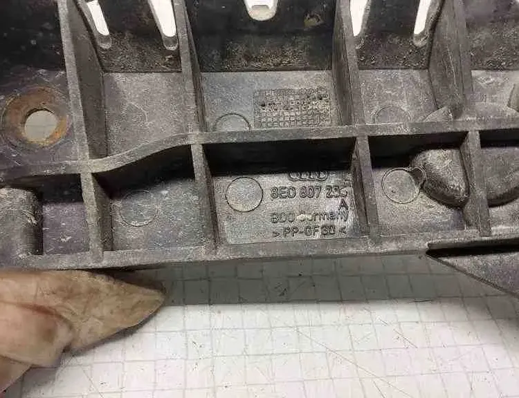 AUDI A4 B7/8E (2004-2008) Front Left Bumper Bracket 8E0807283 32565037