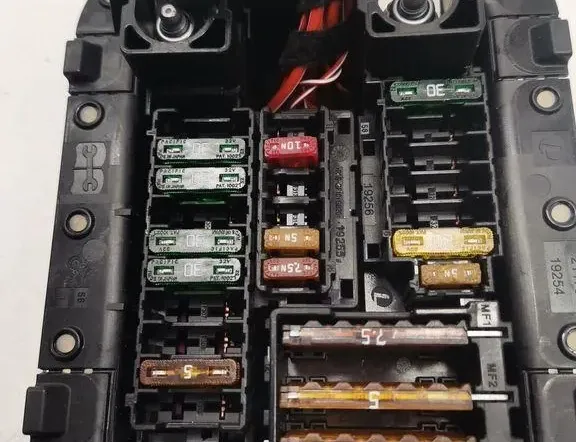 MERCEDES-BENZ GLC X253 (2015-2024) Poistková skrinka A2225403150 33186087