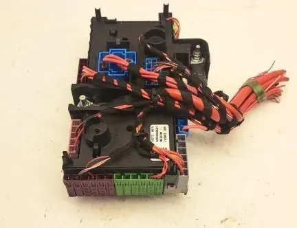 MERCEDES-BENZ C-Class W205/S205/C205 (2014-2023) Poistková skrinka A2059068501 33196221