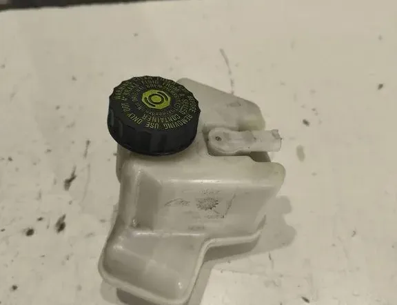 MERCEDES-BENZ E-Class W211/S211 (2002-2009) Nádrž na brzdovú kvapalinu A2044300002 33204771