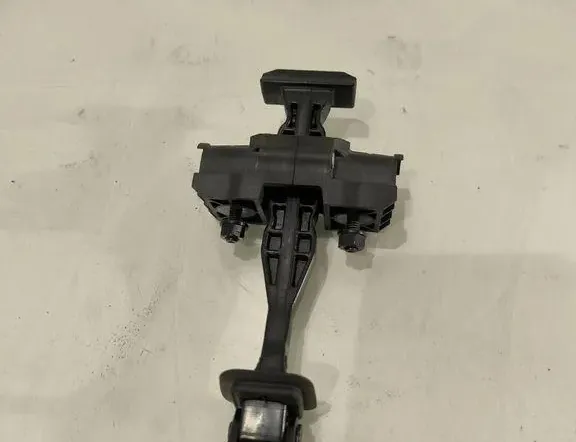 BMW M8 F91/F92/F93 (2019-2023) Ограничитель передней левой двери 7440723 33205819