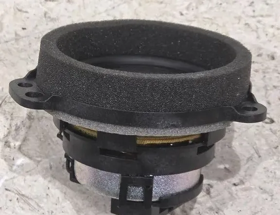 BENTLEY Continental Pravý predný dverový reproduktor 33208561