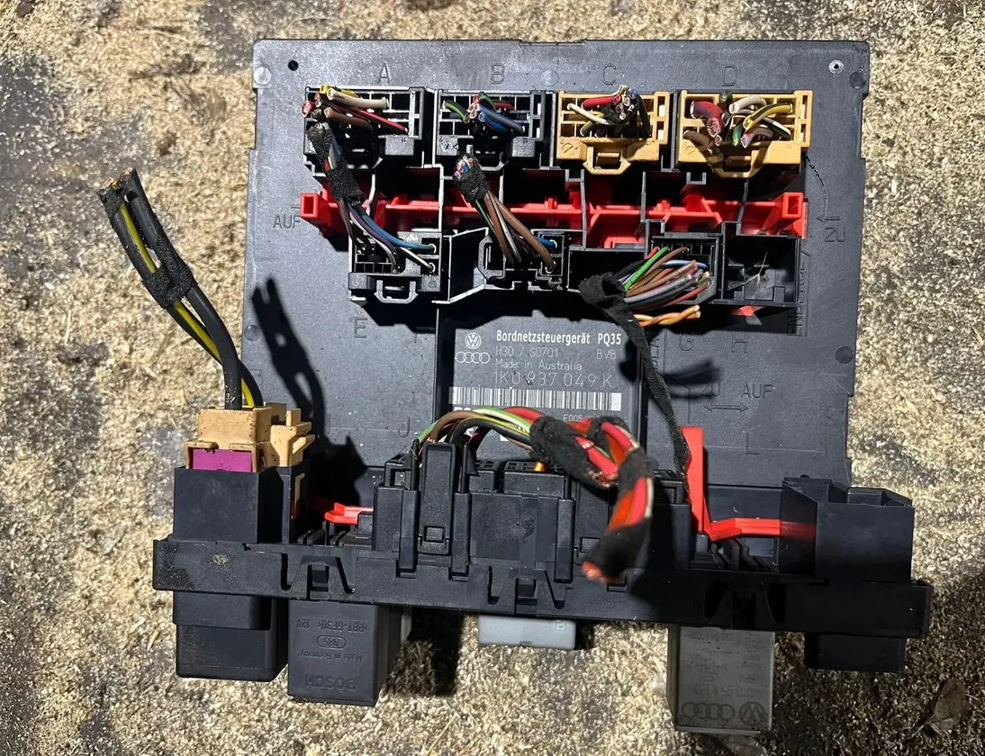 VOLKSWAGEN Touran 1 generation (2003-2015) Блок предохранителей 34065936