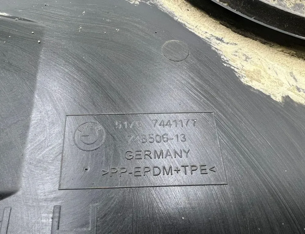BMW 5 Series G30/G31 (2016-2023) Ľavý spodný kryt 7441177 31996961