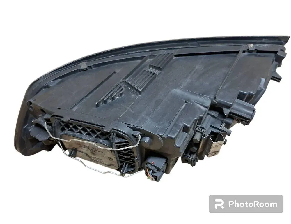 VOLVO V50 1 generation (2003-2012) Front Right Headlight 31265695 33403639