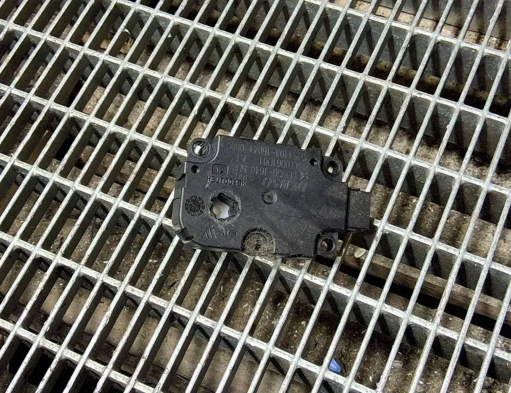 AUDI A6 C6/4F (2004-2011) Клапаны управления внутренним подогревом CZ1139301640 33401328