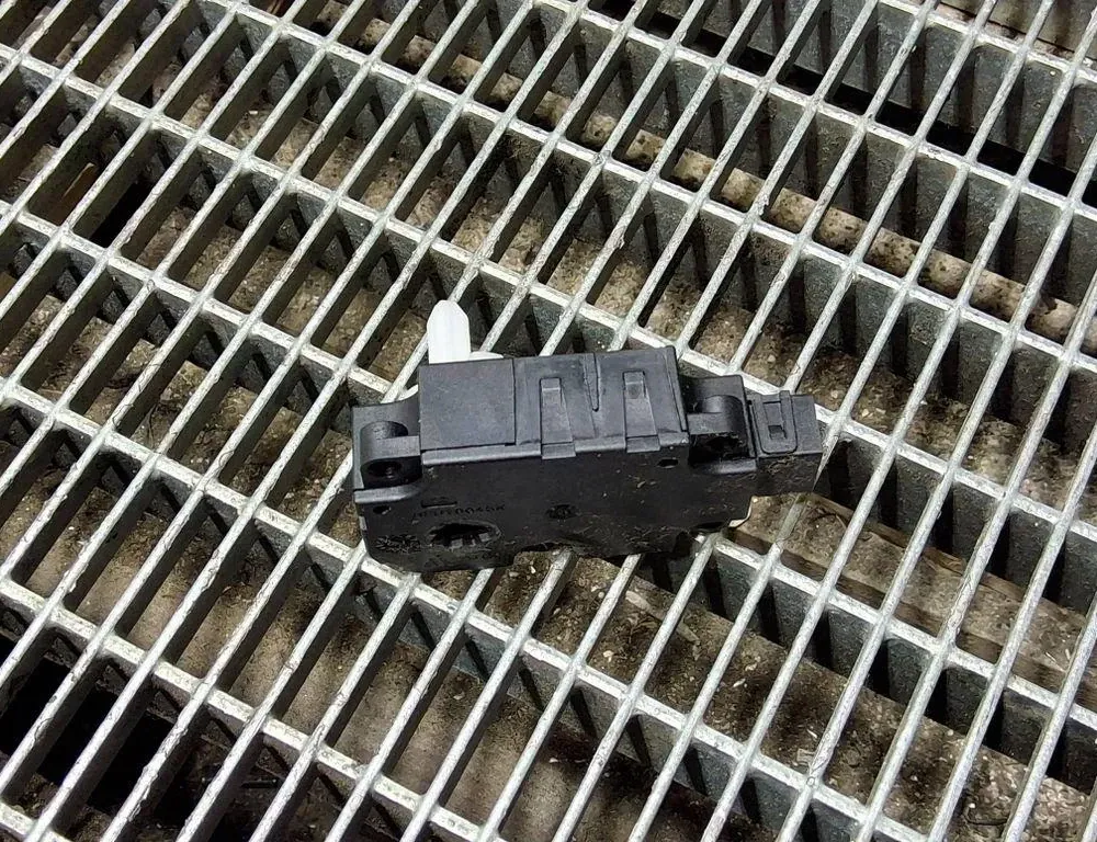 AUDI A6 C6/4F (2004-2011) Клапаны управления внутренним подогревом CZ1139301640 33401328