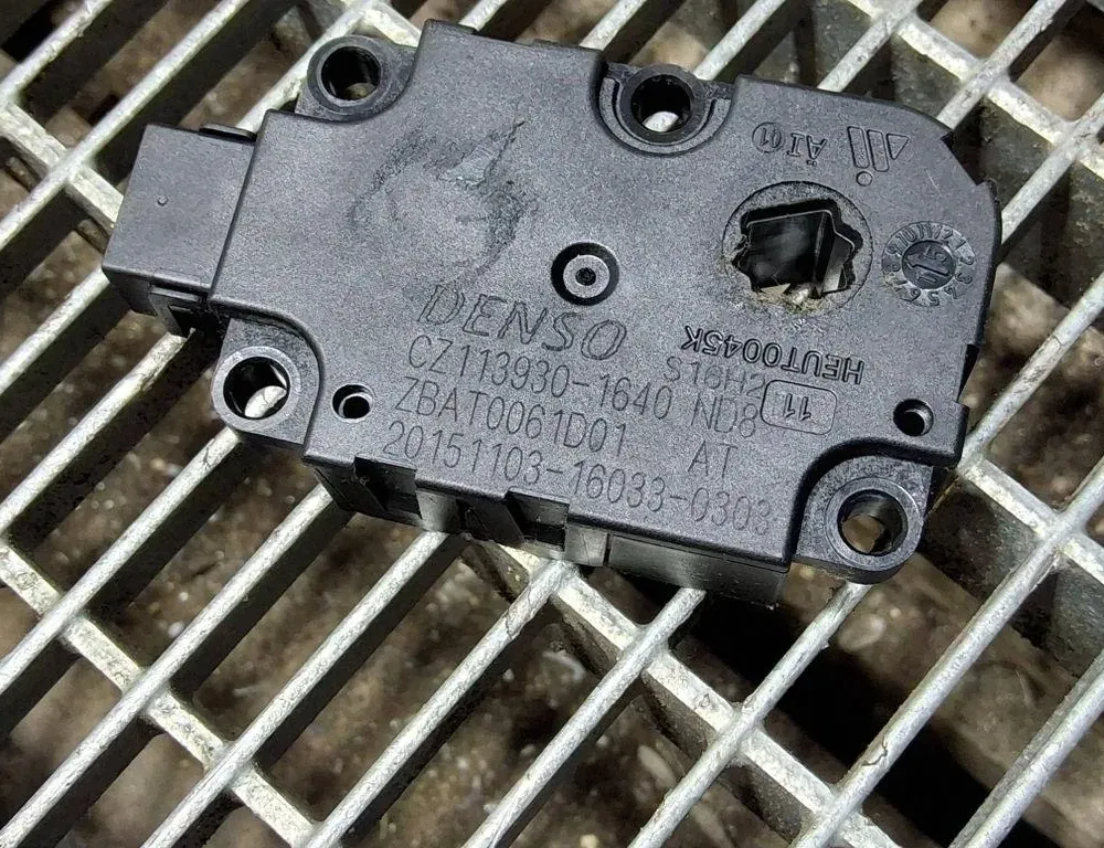 AUDI A6 C6/4F (2004-2011) Клапаны управления внутренним подогревом CZ1139301640,15110316033 33401332