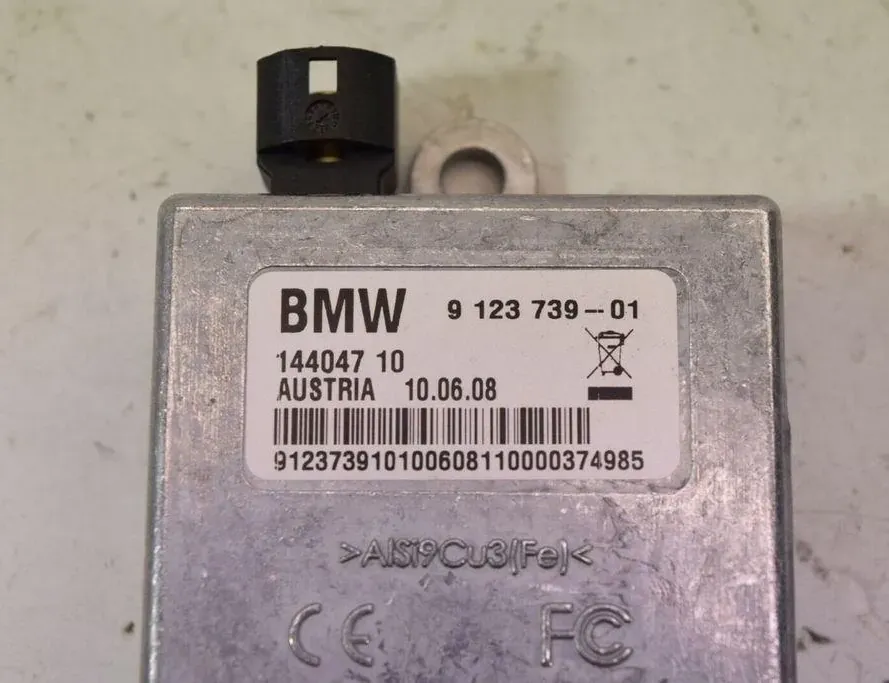 BMW 3 Series E90/E91/E92/E93 (2004-2013) Zosilňovač antény na kufri 9123739 33483002
