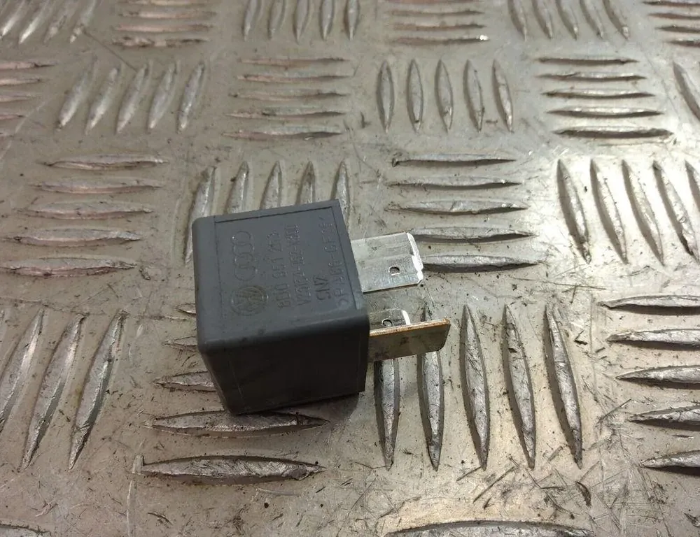 AUDI A4 B5/8D (1994-2001) Relays 8d0951253a 33483153