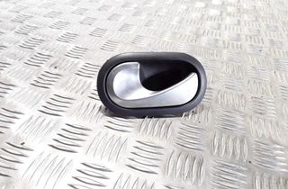 RENAULT Clio 3 generation (2005-2012) Ľavá predná vnútorná otváracia kľučka 31679832