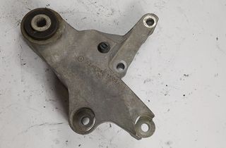 MERCEDES-BENZ A-Class W176 (2012-2018) Držiak motora pravá strana A2462401309 22516712