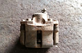 RENAULT Clio 2 generation (1998-2013) Ľavý predný brzdový strmeň 28402669