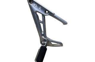 YAMAHA FZS AE (2016-2023) Zadný ľavý držiak na nohu 28231866